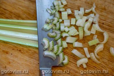 Салат из курицы с черносливом и сельдереем Салат из курицы с черносливом и сельдереем