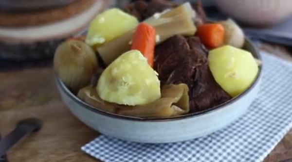 Тушёная говядина с овощами, ооочень вкусное мясо с луком и морковью
Тушёная говядина с овощами, ооочень вкусное мясо с луком и морковью