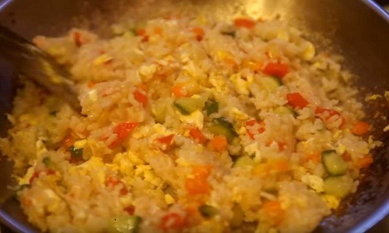 
Как приготовить жареный рис с овощами и яйцом на сковороде вкусно по простым рецептам	