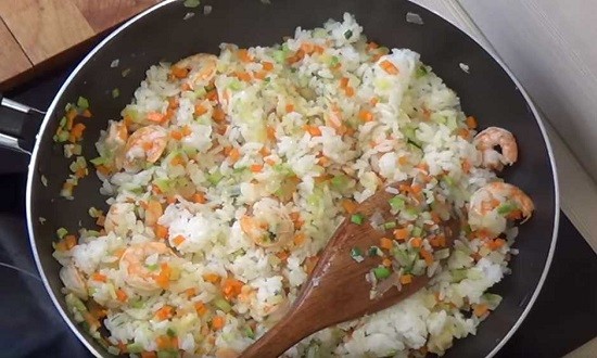 
Как приготовить жареный рис с овощами и яйцом на сковороде вкусно по простым рецептам	