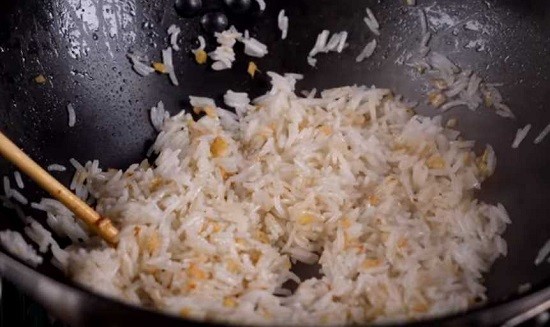 
Как приготовить жареный рис с овощами и яйцом на сковороде вкусно по простым рецептам	
