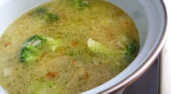 Суп-пюре из брокколи с беконом и йогуртом, пошаговый рецепт с фото