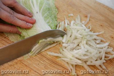 Салат из пекинской капусты с крабовыми палочками и кукурузой