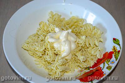 Салат из лапши быстрого приготовления с плавленым сырком и морковью Салат из лапши быстрого приготовления с плавленым сырком и морковью