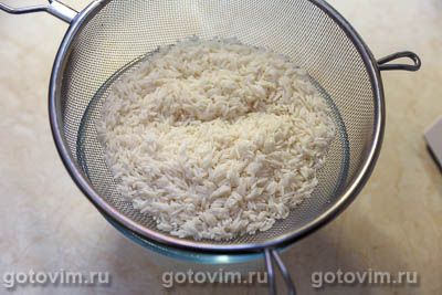 Рис с жареными колбасками и овощами