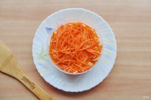 Салат с корейской морковью, курицей и ананасами