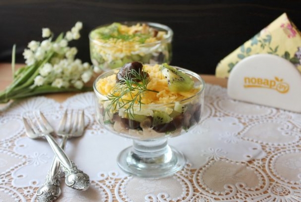 Салат с курицей, киви и грибами Салат с курицей, киви и грибами