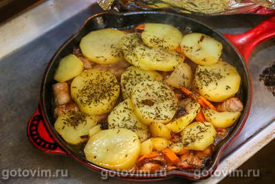 Дублинский коддл или овощное рагу с беконом и свиными колбасками (Dublin coddle) Дублинский коддл или овощное рагу с беконом и свиными колбасками (Dublin coddle)