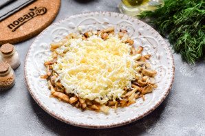 Слоеный салат с шампиньонами и сыром Слоеный салат с шампиньонами и сыром