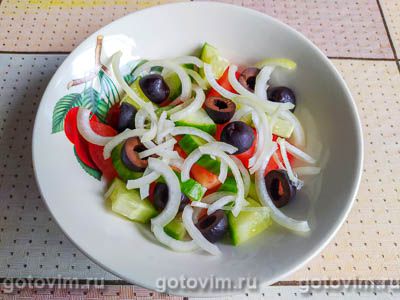 Салат с креветками, огурцом, помидорами и ржаными сухариками