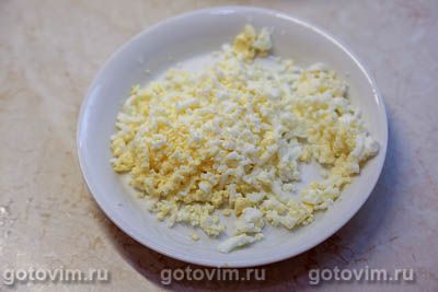 Салат «Муравейник» из картофельной соломки со шпротами Салат «Муравейник» из картофельной соломки со шпротами
