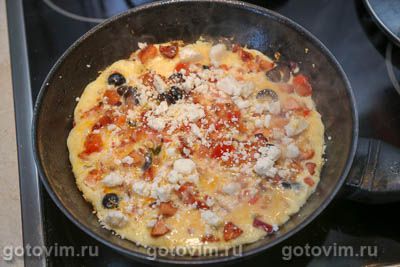 Греческий омлет с помидорами, маслинами и брынзой Греческий омлет с помидорами, маслинами и брынзой