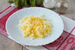 Салат с консервированной сайрой и яйцами Салат с консервированной сайрой и яйцами