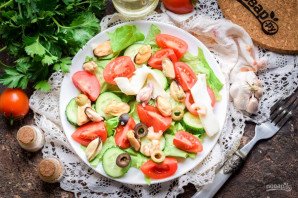 Салат с морепродуктами и помидорами Салат с морепродуктами и помидорами