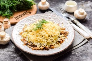 Слоеный салат с шампиньонами и сыром Слоеный салат с шампиньонами и сыром