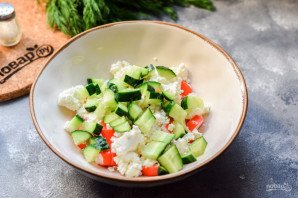Салат с крабовыми палочками и творогом Салат с крабовыми палочками и творогом