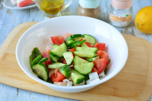 Салат с фетаксой и крабовыми палочками