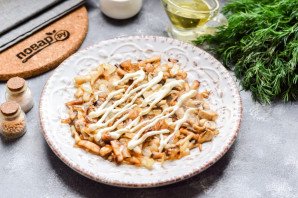 Слоеный салат с шампиньонами и сыром Слоеный салат с шампиньонами и сыром