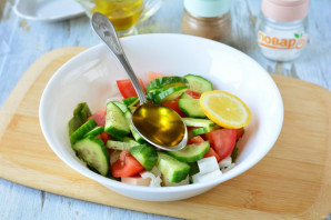 Салат с фетаксой и крабовыми палочками