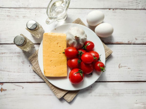 Салат с помидорами, сыром и чесноком Салат с помидорами, сыром и чесноком