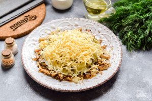 Слоеный салат с шампиньонами и сыром Слоеный салат с шампиньонами и сыром