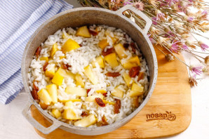 Рисовая каша с яблоками и изюмом Рисовая каша с яблоками и изюмом