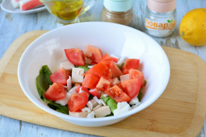 Салат с фетаксой и крабовыми палочками