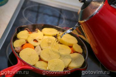 Дублинский коддл или овощное рагу с беконом и свиными колбасками (Dublin coddle) Дублинский коддл или овощное рагу с беконом и свиными колбасками (Dublin coddle)