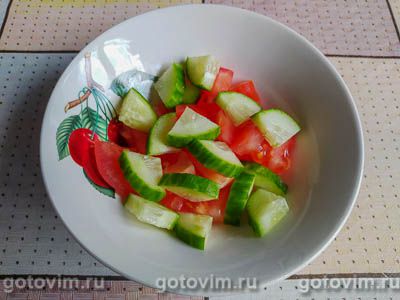 Салат с креветками, огурцом, помидорами и ржаными сухариками