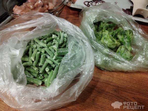 Рецепт: Куриное филе с брокколи и стручковой фасолью - на сковороде с яйцами и зеленью Рецепт: Куриное филе с брокколи и стручковой фасолью - на сковороде с яйцами и зеленью
