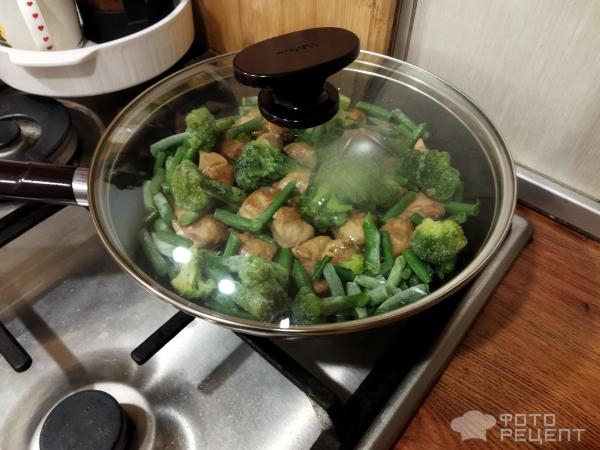 Рецепт: Куриное филе с брокколи и стручковой фасолью - на сковороде с яйцами и зеленью Рецепт: Куриное филе с брокколи и стручковой фасолью - на сковороде с яйцами и зеленью