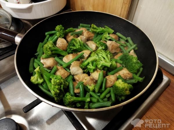 Рецепт: Куриное филе с брокколи и стручковой фасолью - на сковороде с яйцами и зеленью Рецепт: Куриное филе с брокколи и стручковой фасолью - на сковороде с яйцами и зеленью