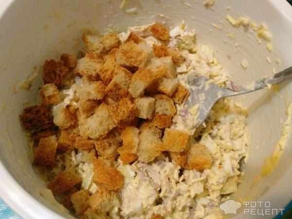 Рецепт: Салат с курицей - с сыром и сухариками Рецепт: Салат с курицей - с сыром и сухариками