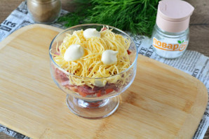 Салат с картошкой фри и колбасой Салат с картошкой фри и колбасой