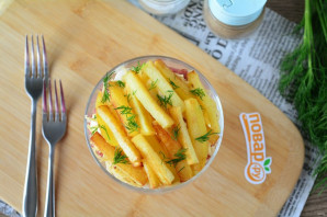 Салат с картошкой фри и колбасой Салат с картошкой фри и колбасой