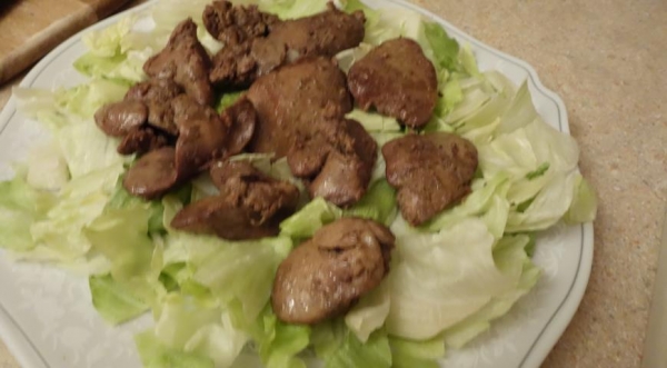 Салат из куриной печени и груши с маринованной вишней, пошаговый рецепт с фото