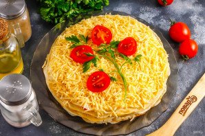 Блинный торт с помидорами и сыром