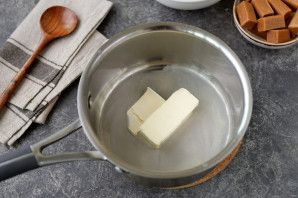 Колбаска из ирисок и кукурузных палочек Колбаска из ирисок и кукурузных палочек