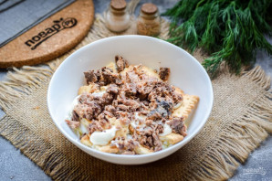 Салат с тунцом и крекерами Салат с тунцом и крекерами