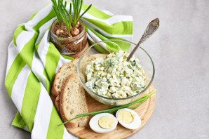 Салат из яиц и зеленого лука Салат из яиц и зеленого лука