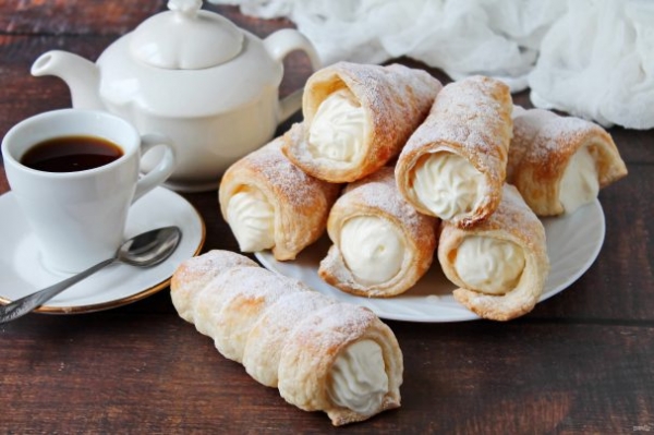 Слоеные трубочки со взбитыми сливками post thumbnail image