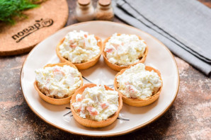 Тарталетки с творожным сыром и крабовыми палочками Тарталетки с творожным сыром и крабовыми палочками
