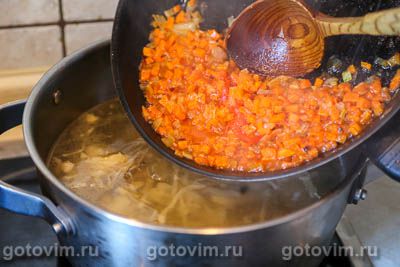 Суп из говядины с помидорами и консервированным зеленым горошком Суп из говядины с помидорами и консервированным зеленым горошком