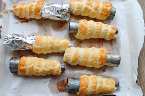 Слоеные трубочки со взбитыми сливками