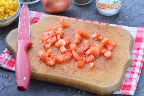 Слоеный салат с курицей и сухариками Слоеный салат с курицей и сухариками