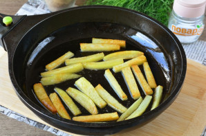 Салат с картошкой фри и колбасой Салат с картошкой фри и колбасой