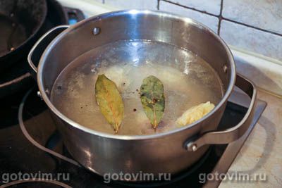 Суп из говядины с помидорами и консервированным зеленым горошком Суп из говядины с помидорами и консервированным зеленым горошком