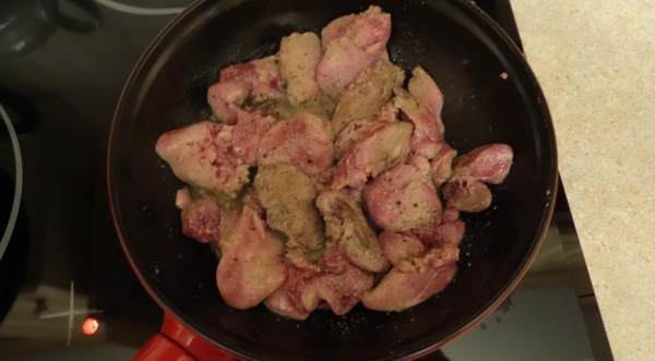 Салат из куриной печени и груши с маринованной вишней, пошаговый рецепт с фото