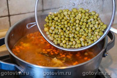 Суп из говядины с помидорами и консервированным зеленым горошком Суп из говядины с помидорами и консервированным зеленым горошком