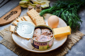 Салат с тунцом и крекерами Салат с тунцом и крекерами